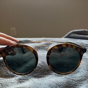 Tortoise frame. Used only a few times. Comes with original case.